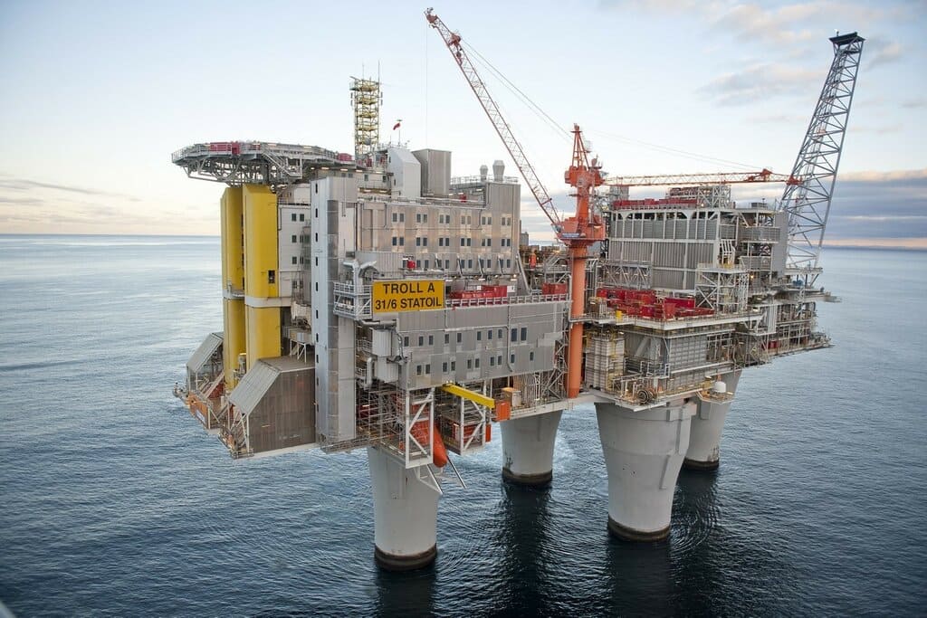 Транспортировка нефтегазовой платформы